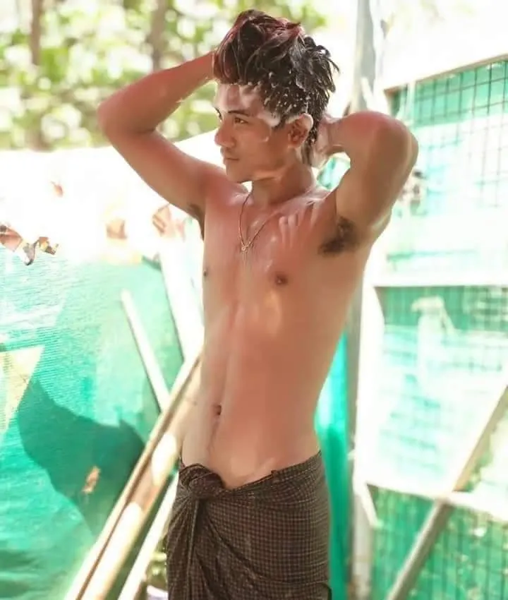 หนุ่มพม่าอาบน้ำ