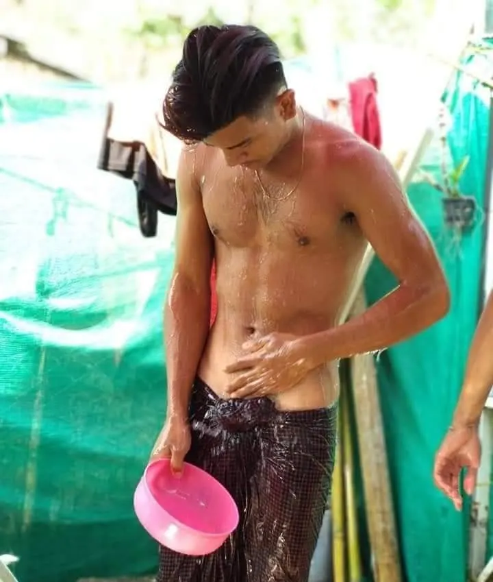 หนุ่มพม่าอาบน้ำ