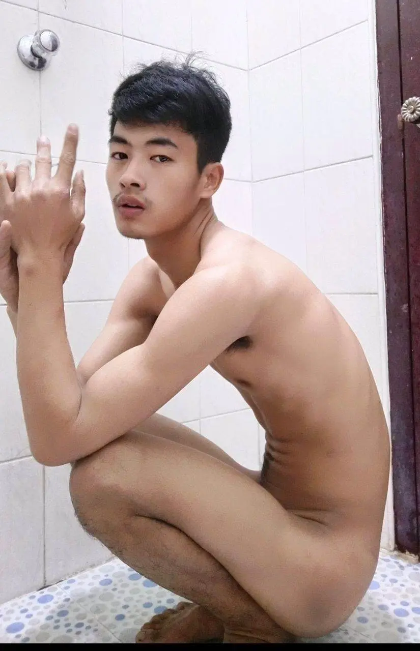 หนุ่มพม่าอาบน้ำ