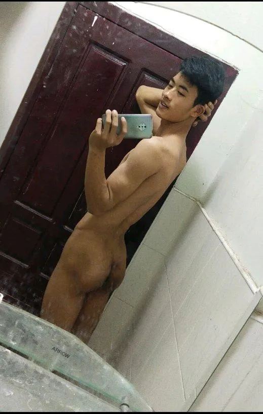 หนุ่มพม่าอาบน้ำ