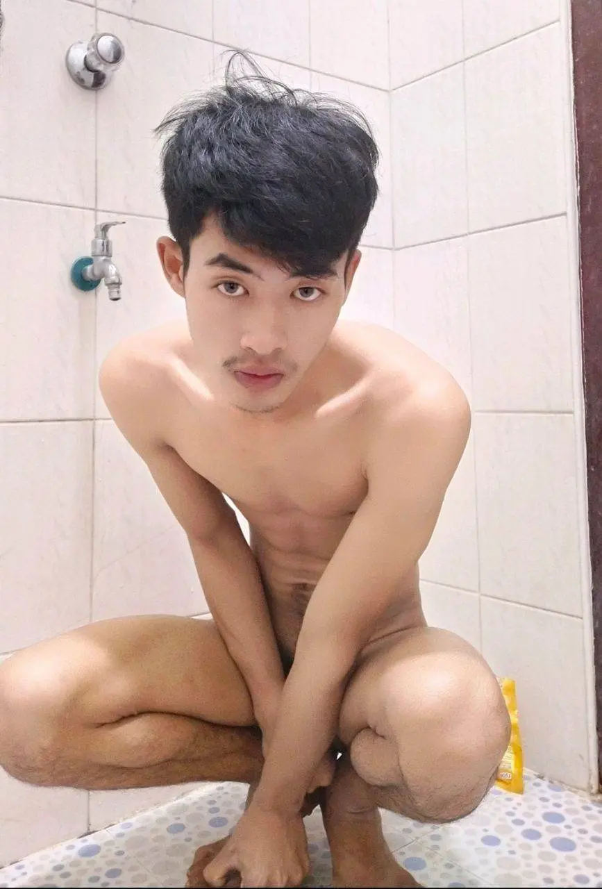 หนุ่มพม่าอาบน้ำ