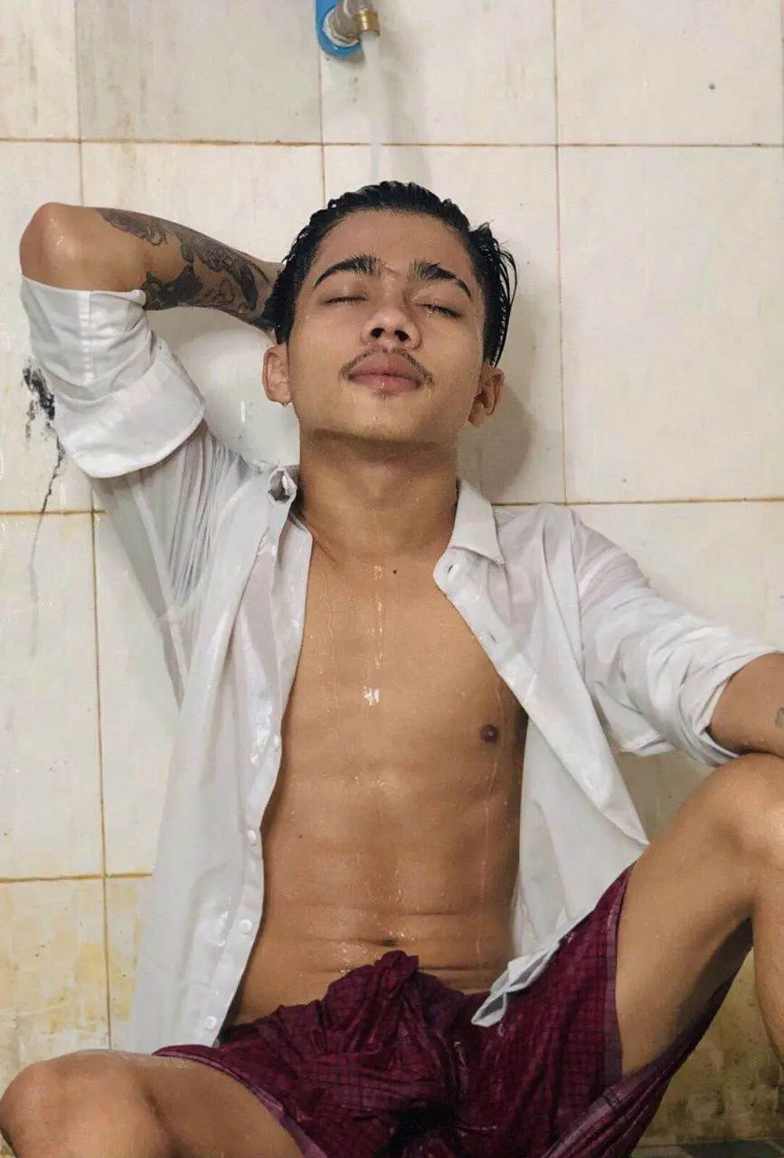 หนุ่มพม่าอาบน้ำ