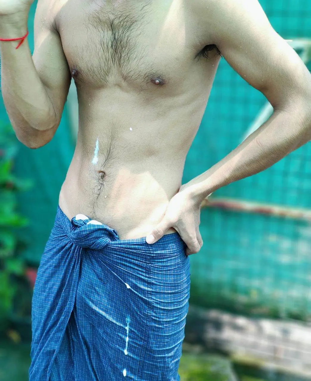 หนุ่มพม่าอาบน้ำ