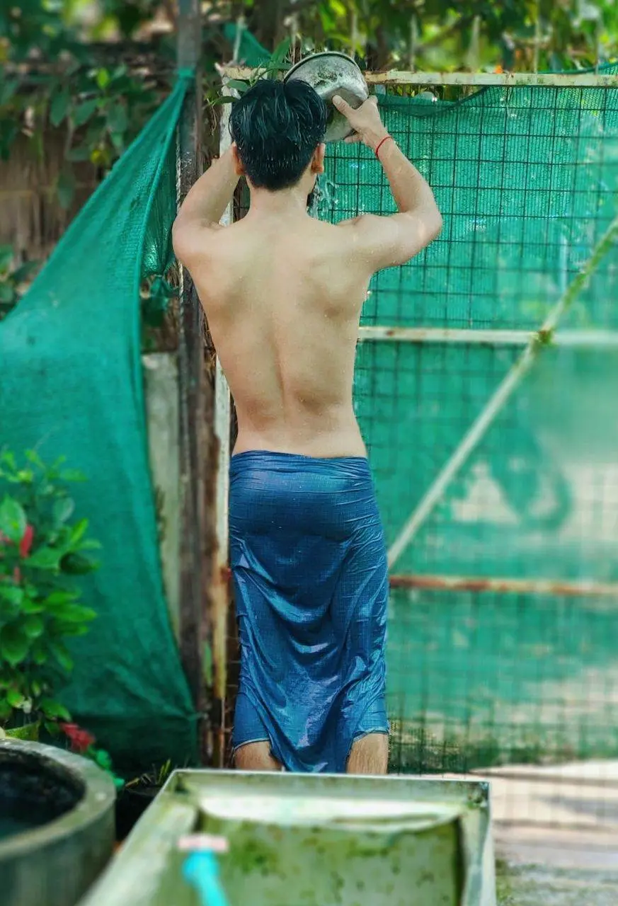 หนุ่มพม่าอาบน้ำ