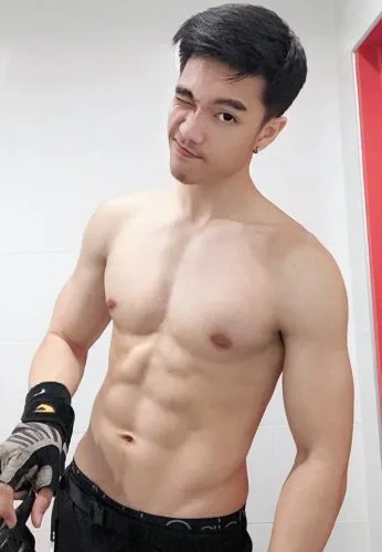 ส่องหนุ่ม แม็ก นิรันดร์กุล เด็กสเก็ตบอร์ด ถอดเสื้อโชว์หุ่นกล้ามซิกแพคแน่น