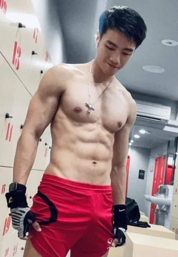 ส่องหนุ่ม แม็ก นิรันดร์กุล เด็กสเก็ตบอร์ด ถอดเสื้อโชว์หุ่นกล้ามซิกแพคแน่น