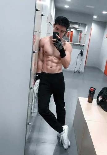 ส่องหนุ่ม แม็ก นิรันดร์กุล เด็กสเก็ตบอร์ด ถอดเสื้อโชว์หุ่นกล้ามซิกแพคแน่น
