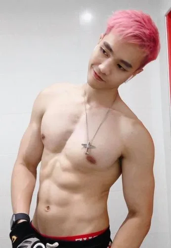 ส่องหนุ่ม แม็ก นิรันดร์กุล เด็กสเก็ตบอร์ด ถอดเสื้อโชว์หุ่นกล้ามซิกแพคแน่น