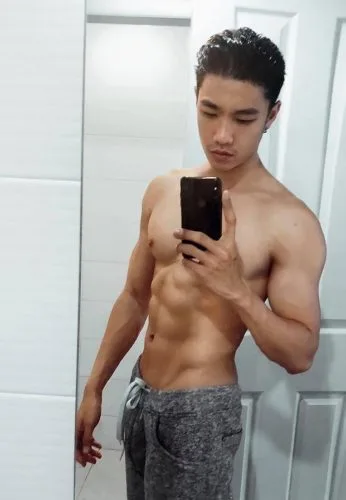ส่องหนุ่ม แม็ก นิรันดร์กุล เด็กสเก็ตบอร์ด ถอดเสื้อโชว์หุ่นกล้ามซิกแพคแน่น