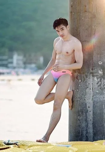 ส่องหนุ่ม แม็ก นิรันดร์กุล เด็กสเก็ตบอร์ด ถอดเสื้อโชว์หุ่นกล้ามซิกแพคแน่น