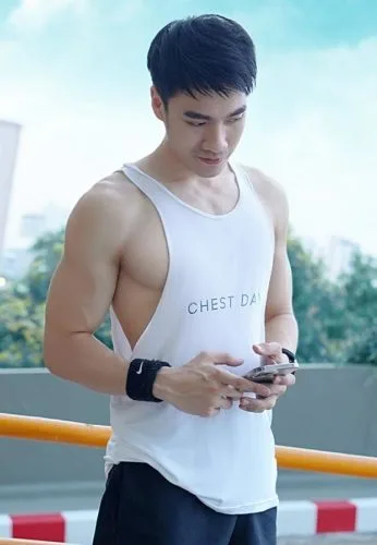 ส่องหนุ่ม แม็ก นิรันดร์กุล เด็กสเก็ตบอร์ด ถอดเสื้อโชว์หุ่นกล้ามซิกแพคแน่น