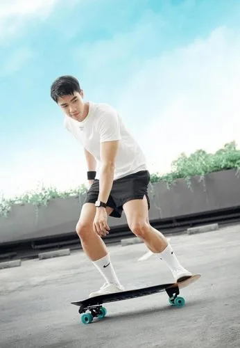 ส่องหนุ่ม แม็ก นิรันดร์กุล เด็กสเก็ตบอร์ด ถอดเสื้อโชว์หุ่นกล้ามซิกแพคแน่น