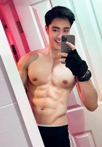 ส่องหนุ่ม แม็ก นิรันดร์กุล เด็กสเก็ตบอร์ด ถอดเสื้อโชว์หุ่นกล้ามซิกแพคแน่น