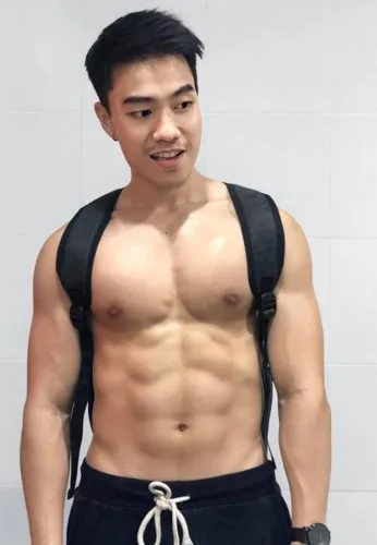 ส่องหนุ่ม แม็ก นิรันดร์กุล เด็กสเก็ตบอร์ด ถอดเสื้อโชว์หุ่นกล้ามซิกแพคแน่น