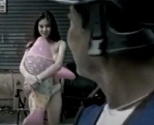 สาวหวาน น่ารักคนนี้ บอกให้เขาขับพาไปส่งที่สระว่ายนํ้า