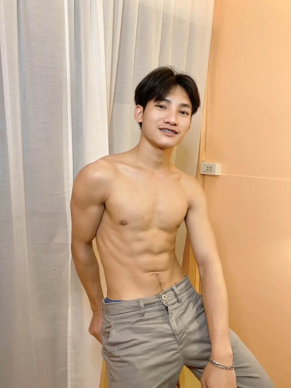 ถอดโชว์เรือนร่าง 2835