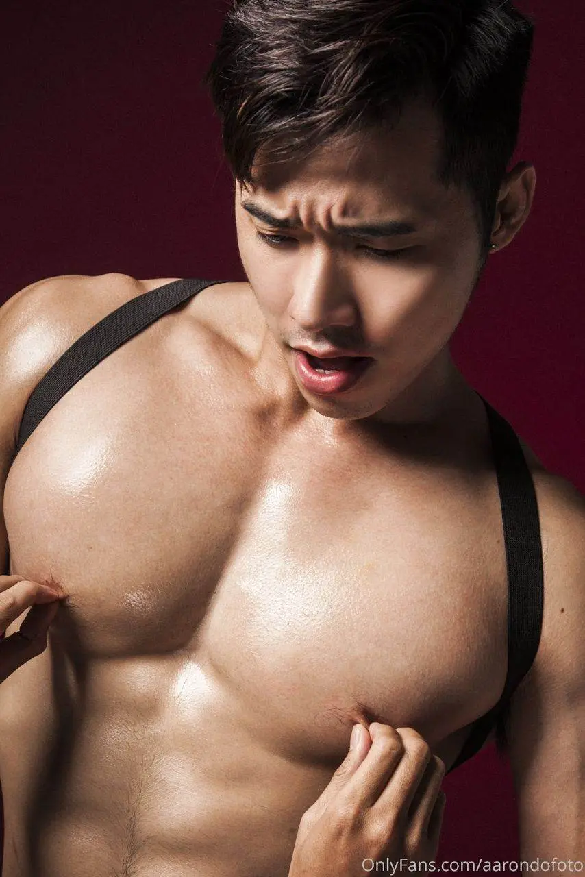 หนุ่มหล่อขึ้นปก 1182.4