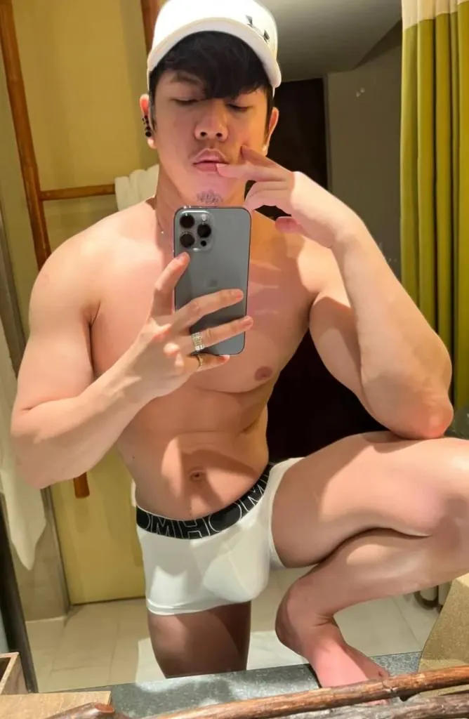แอบส่องเพื่อนชายที่เคยให้เป็นสามี แต่ตอนนี้ไปเป็นภรรยา(คนอื่น)ได้ไง