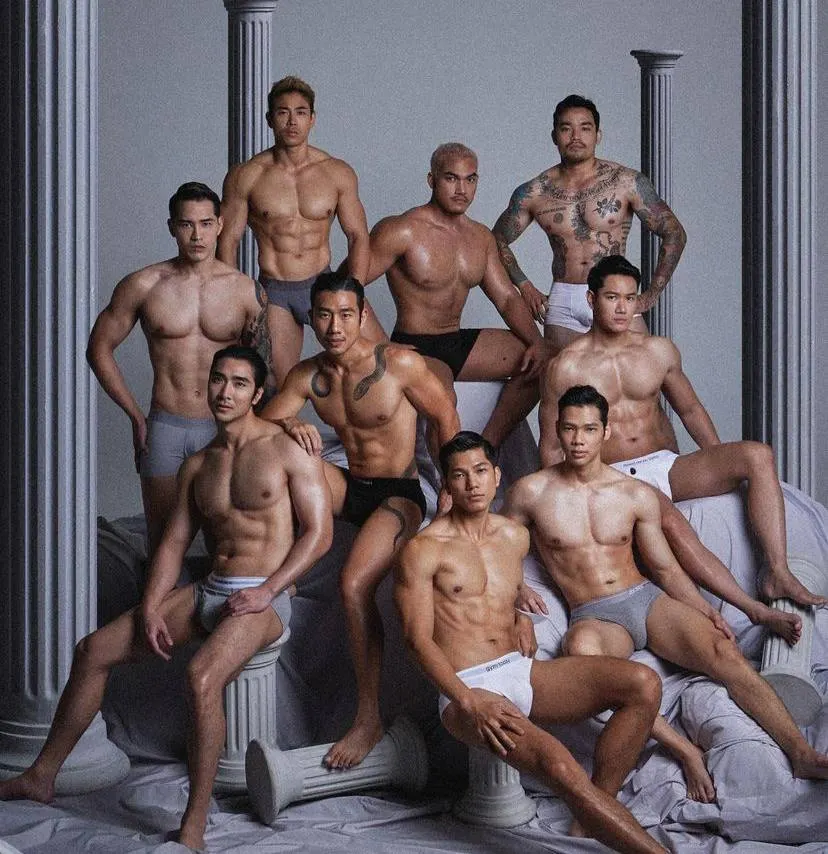 ถอดโชว์เป็นกลุ่ม