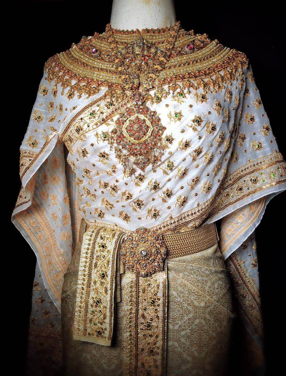 🇹🇭 THAILAND | "Chan Soma Thai Silk" at Ban Tha Sawang Silk Weaving Village.