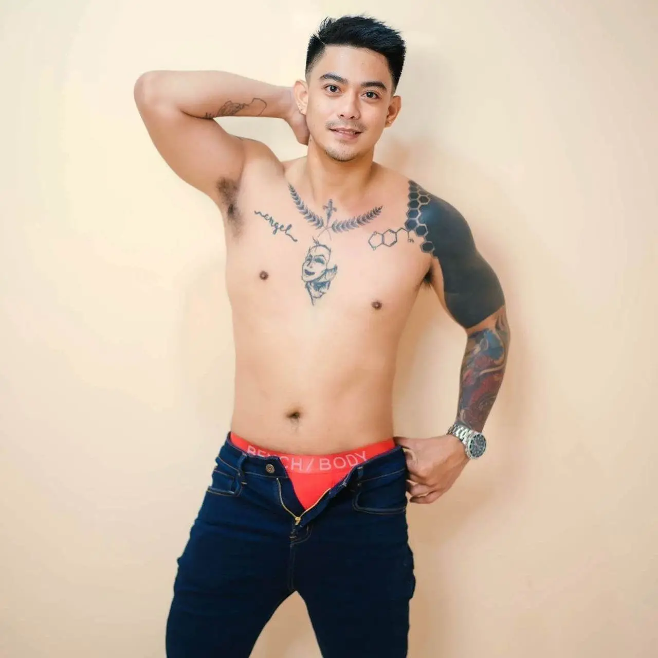 หนุ่มจาก ฟิลิปปินส์ James Martinez.