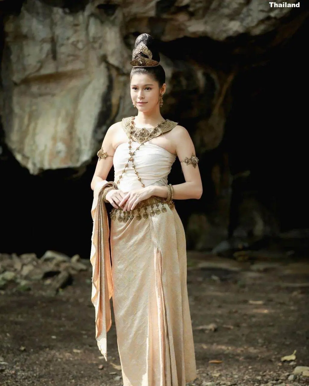 Yiiiwha in Dvaravati Style Costume 🇹🇭
