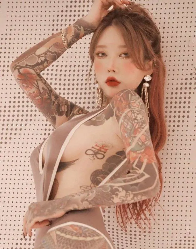 สาวเกาหลี หลงไหล การสัก.