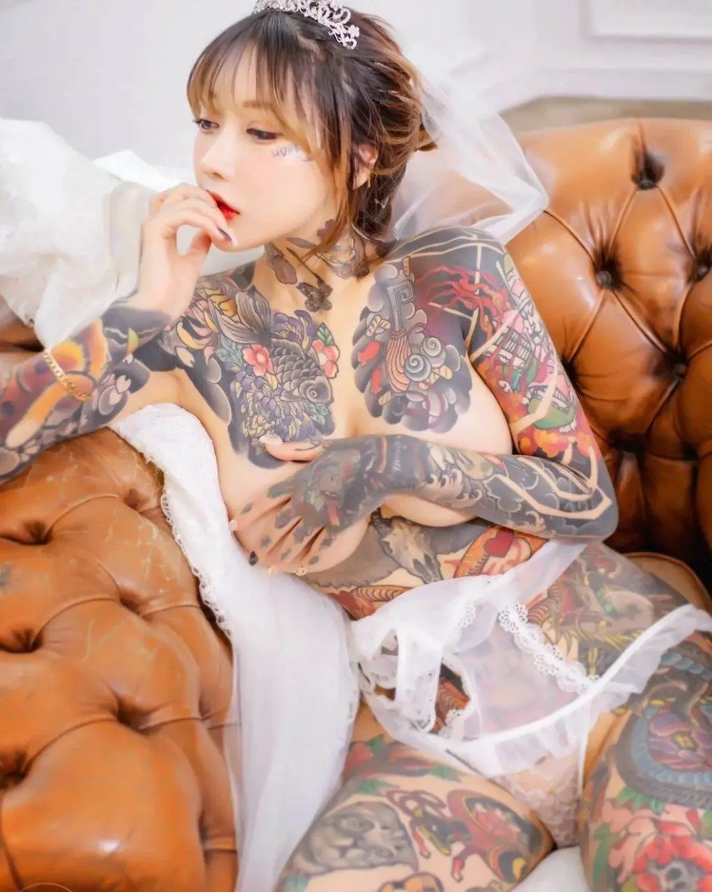สาวเกาหลี หลงไหล การสัก.