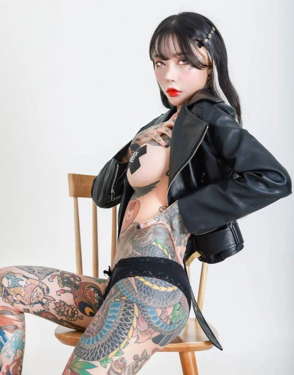 สาวเกาหลี หลงไหล การสัก.