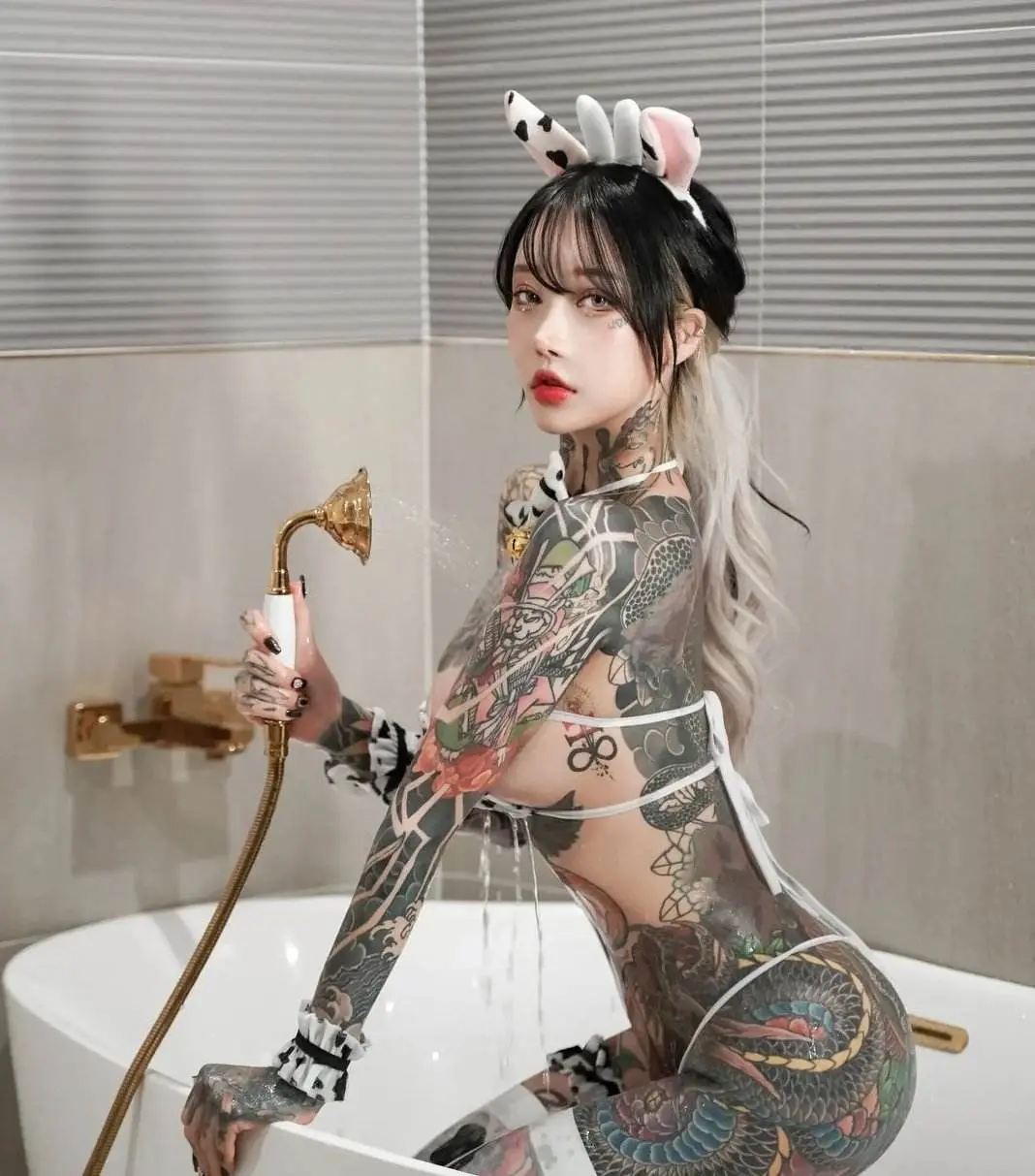 สาวเกาหลี หลงไหล การสัก.