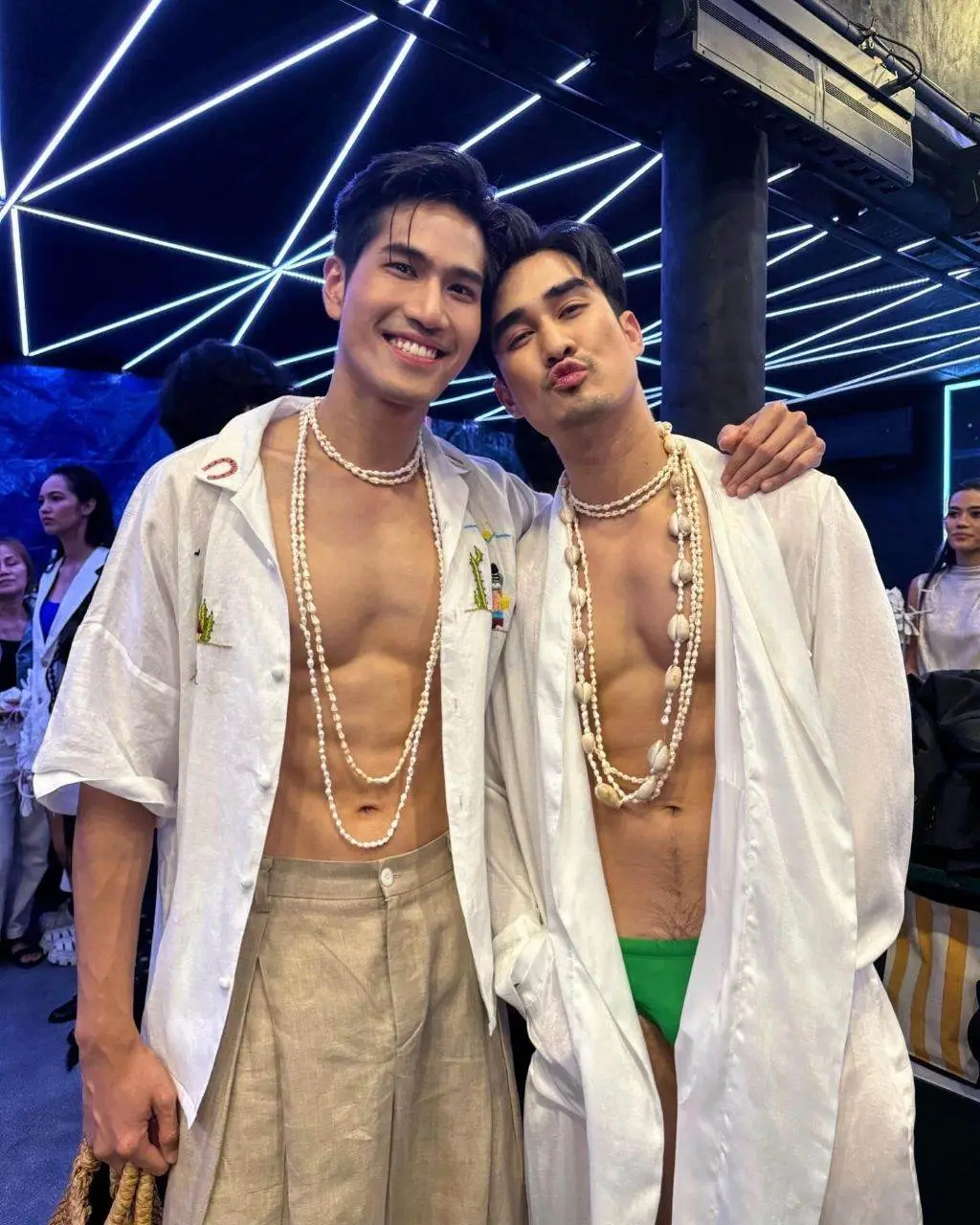 เพ่ดิวกับเพื่อนเขา