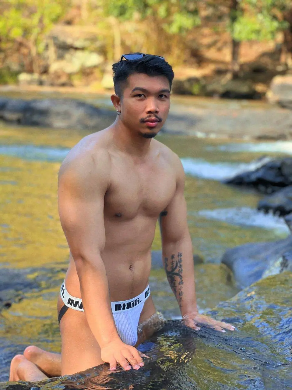 หนุ่มไทยบ้าน จากศรีสะเกษ