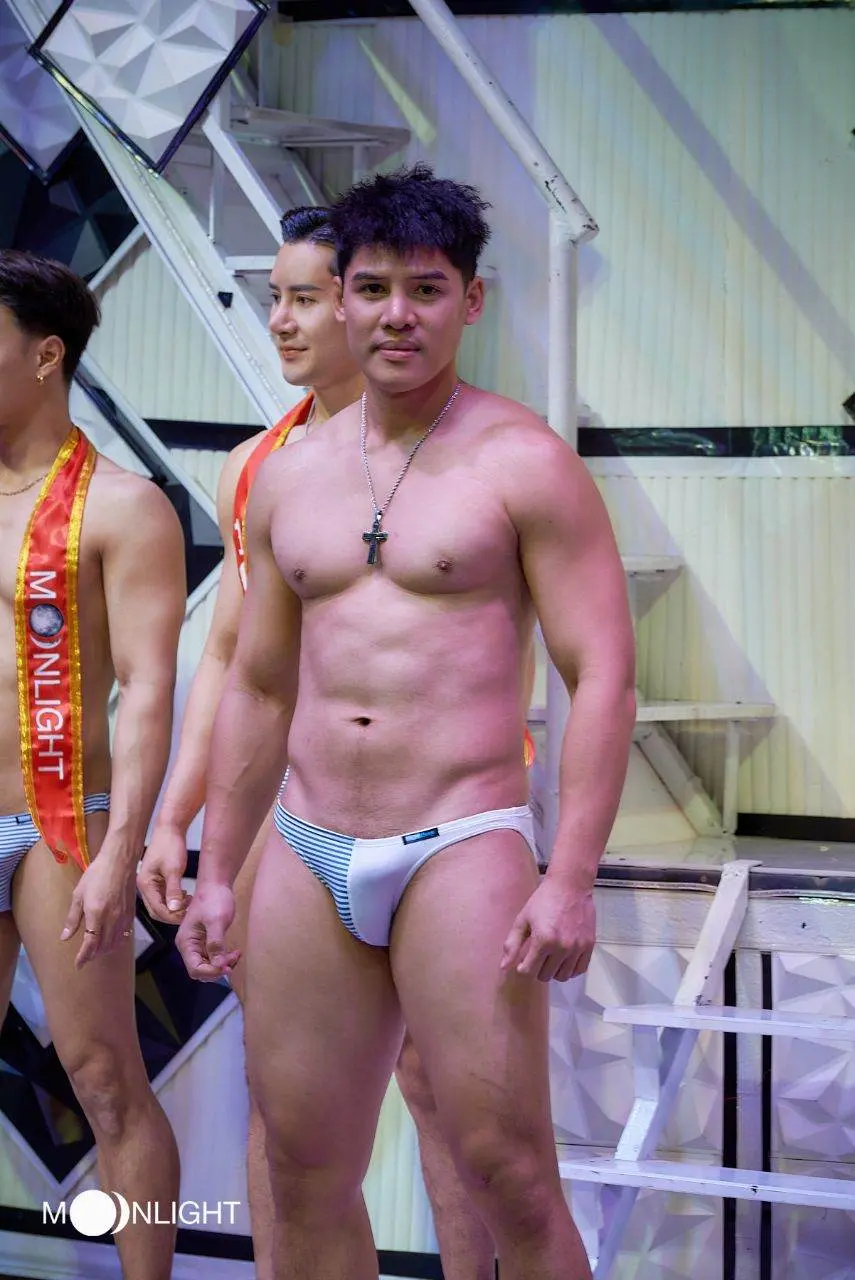 นายแบบในผับ Moonlight Bangkok