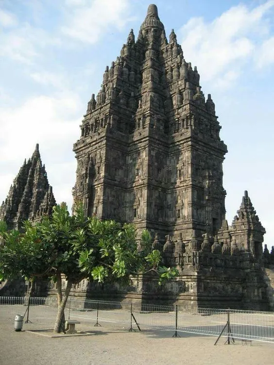 ปรัมบานัน สถาปัตยกรรม สร้างก่อน นครวัด 300 ปี.