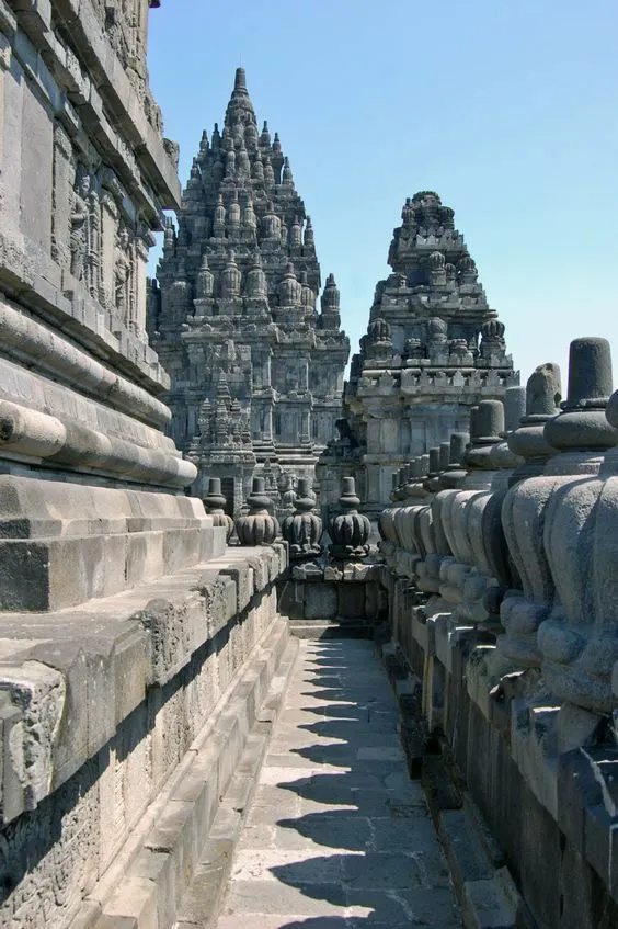 ปรัมบานัน สถาปัตยกรรม สร้างก่อน นครวัด 300 ปี.