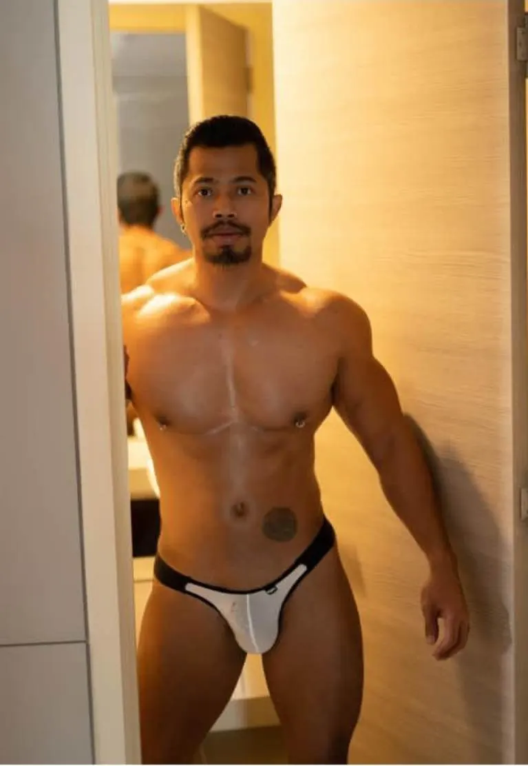 หนุ่มใหญ่กล้ามแน่น