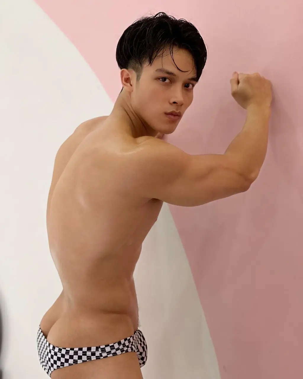 ถอดโชว์เรือนร่าง.
