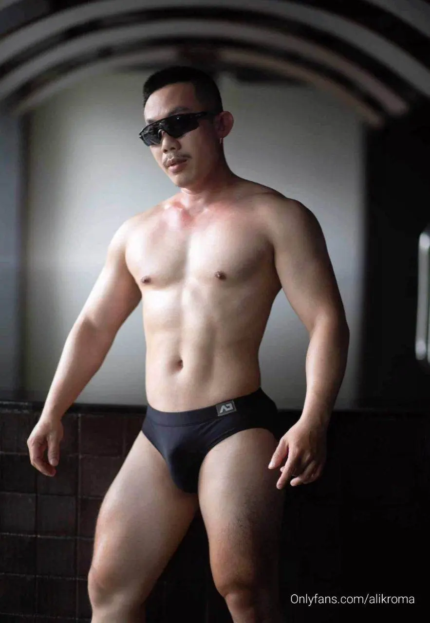โอม จงรัก จงหลง จงมอง