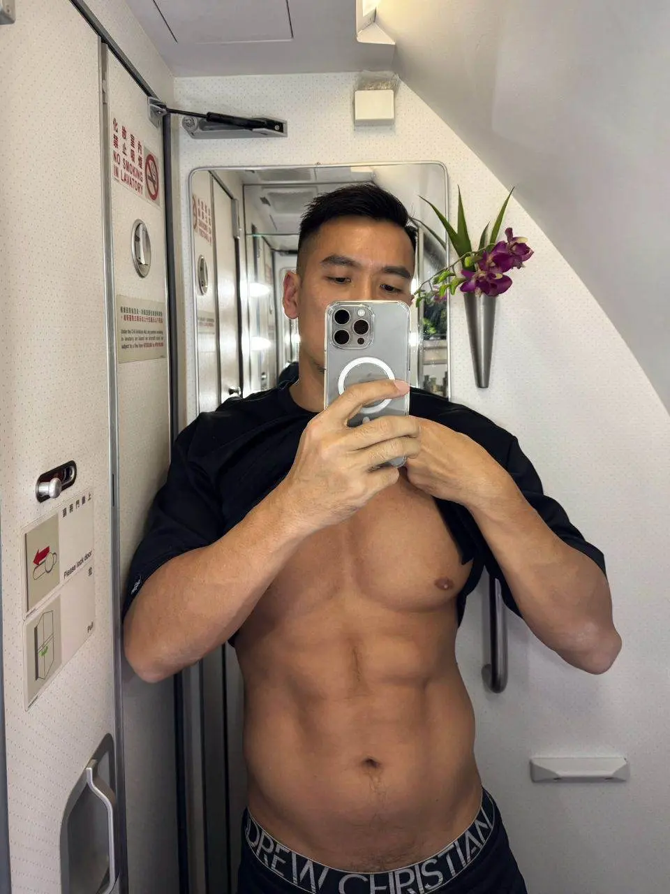จะกี่ปี ก็ยังหล่อ.有練就拍 沒練也要拍 😄tw. @andrewchristian
