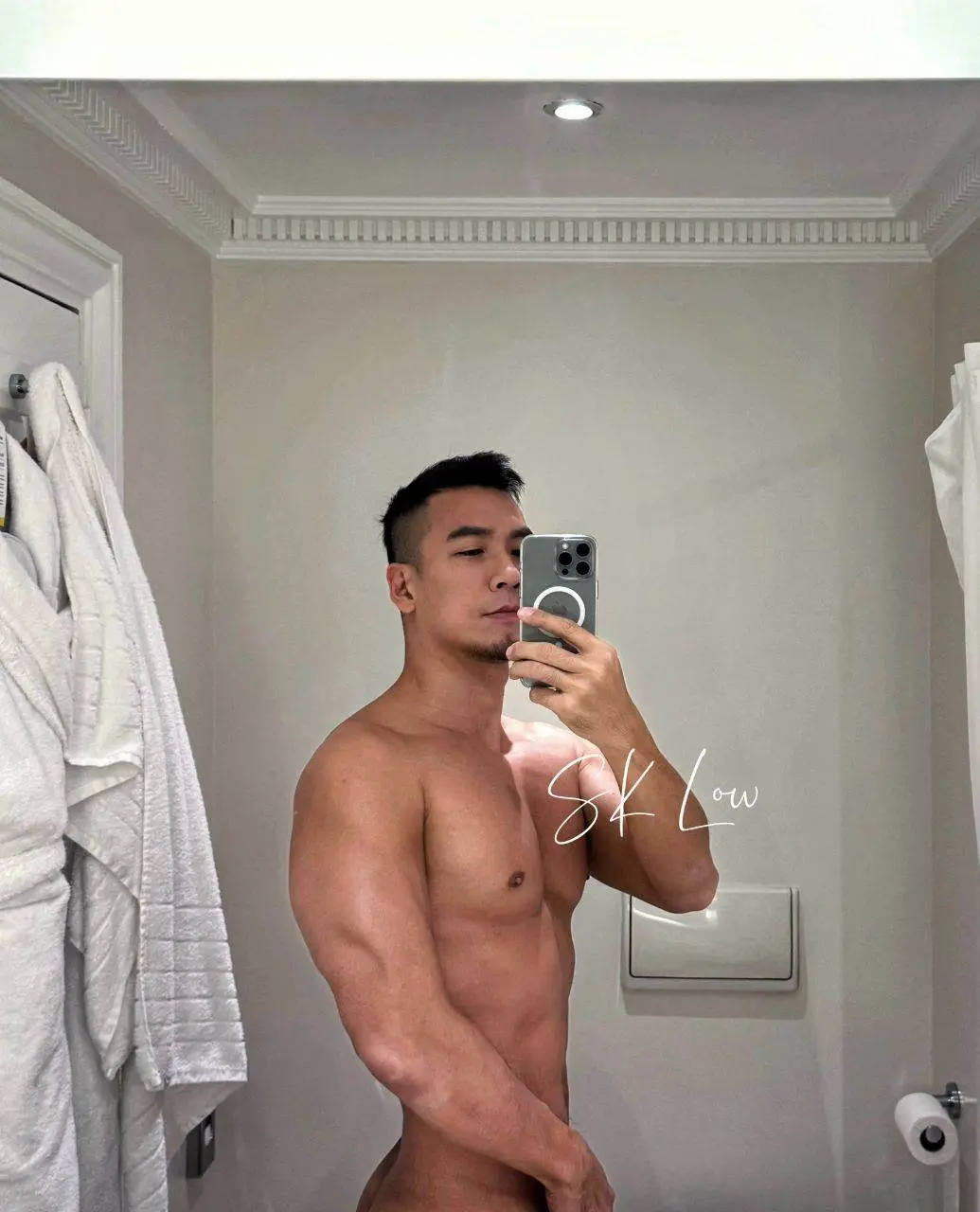 จะกี่ปี ก็ยังหล่อ.有練就拍 沒練也要拍 😄tw. @andrewchristian