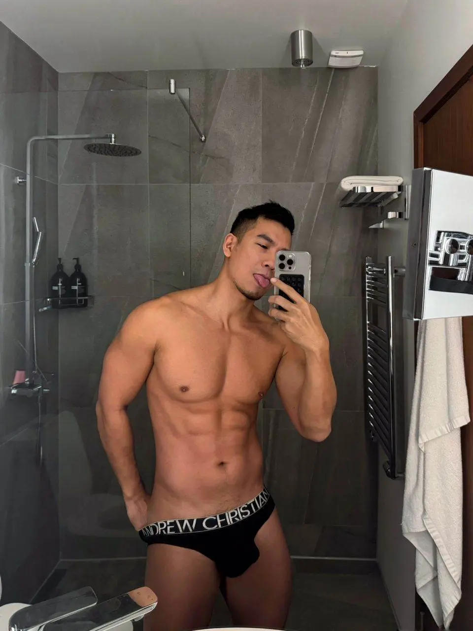 จะกี่ปี ก็ยังหล่อ.有練就拍 沒練也要拍 😄tw. @andrewchristian