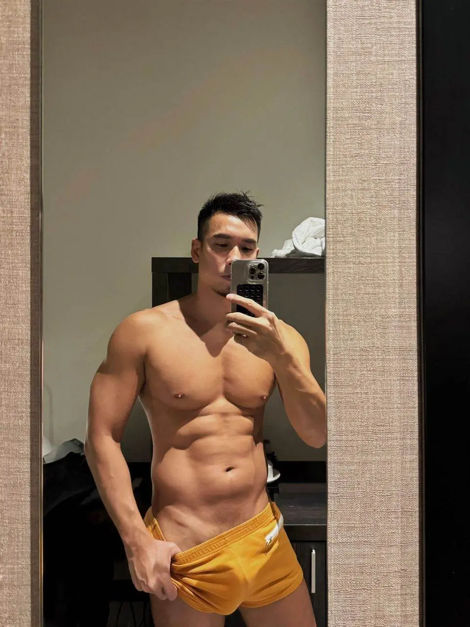 จะกี่ปี ก็ยังหล่อ.有練就拍 沒練也要拍 😄tw. @andrewchristian