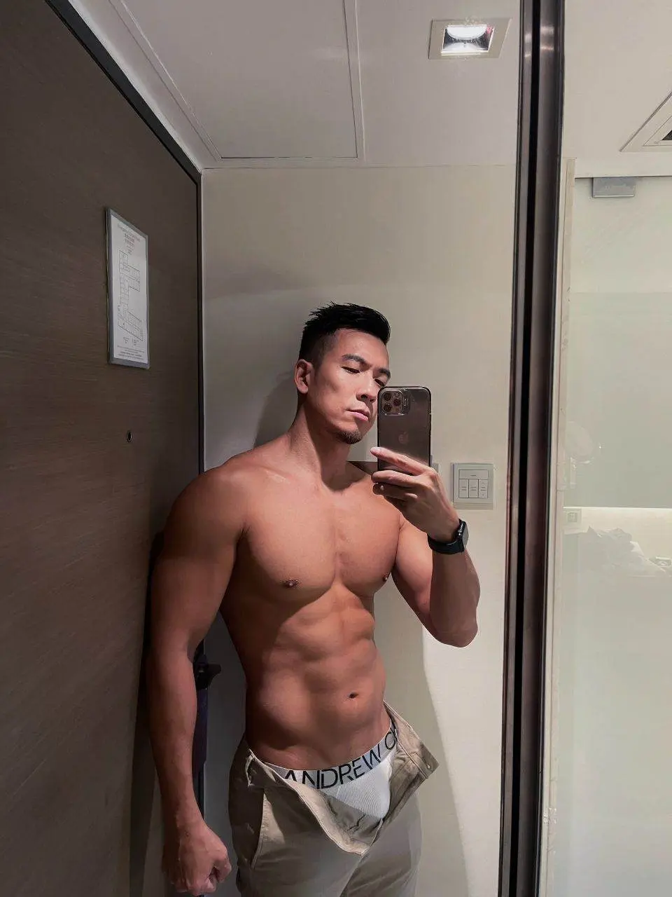 จะกี่ปี ก็ยังหล่อ.有練就拍 沒練也要拍 😄tw. @andrewchristian