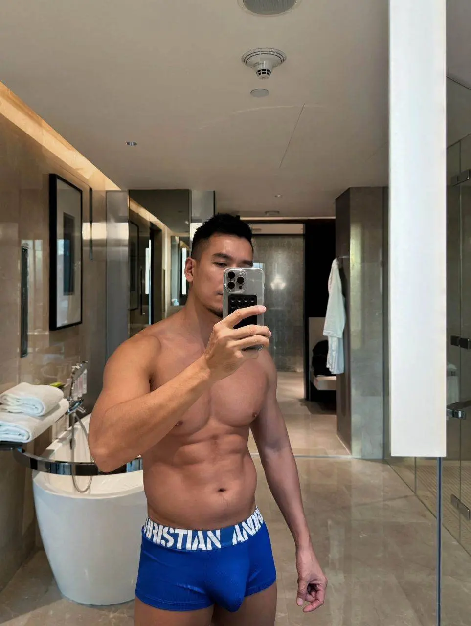 จะกี่ปี ก็ยังหล่อ.有練就拍 沒練也要拍 😄tw. @andrewchristian