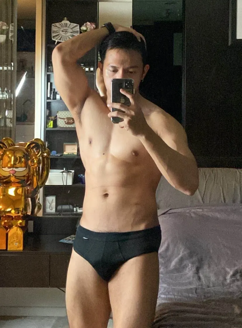 จากพระเอกหนัง R.มาเป็นนายแบบ มา พิธีกรรายการ.