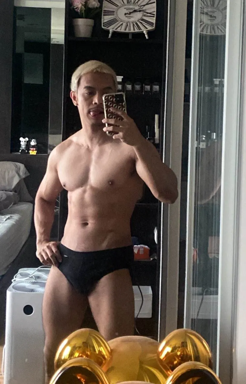 จากพระเอกหนัง R.มาเป็นนายแบบ มา พิธีกรรายการ.