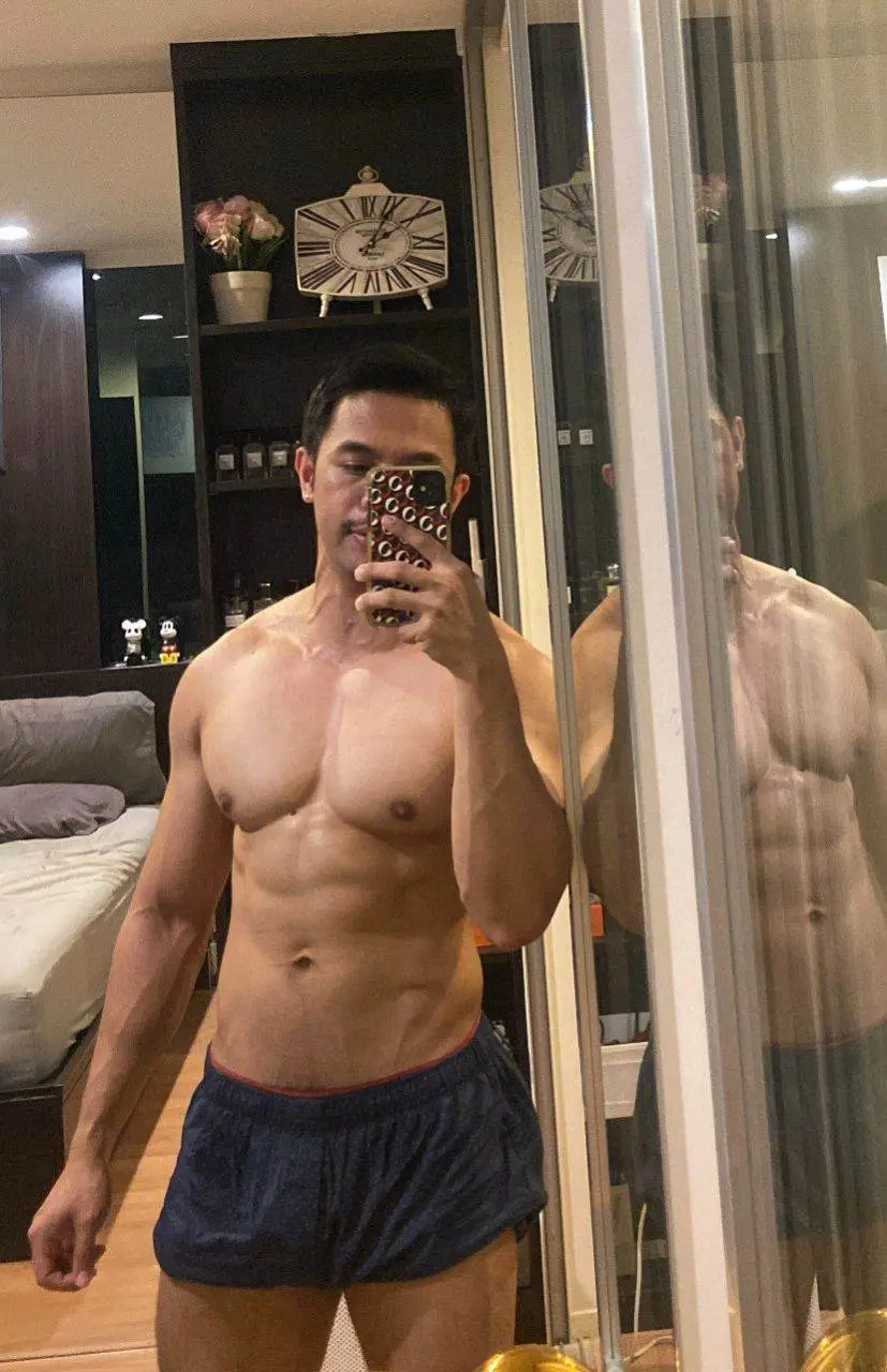 จากพระเอกหนัง R.มาเป็นนายแบบ มา พิธีกรรายการ.