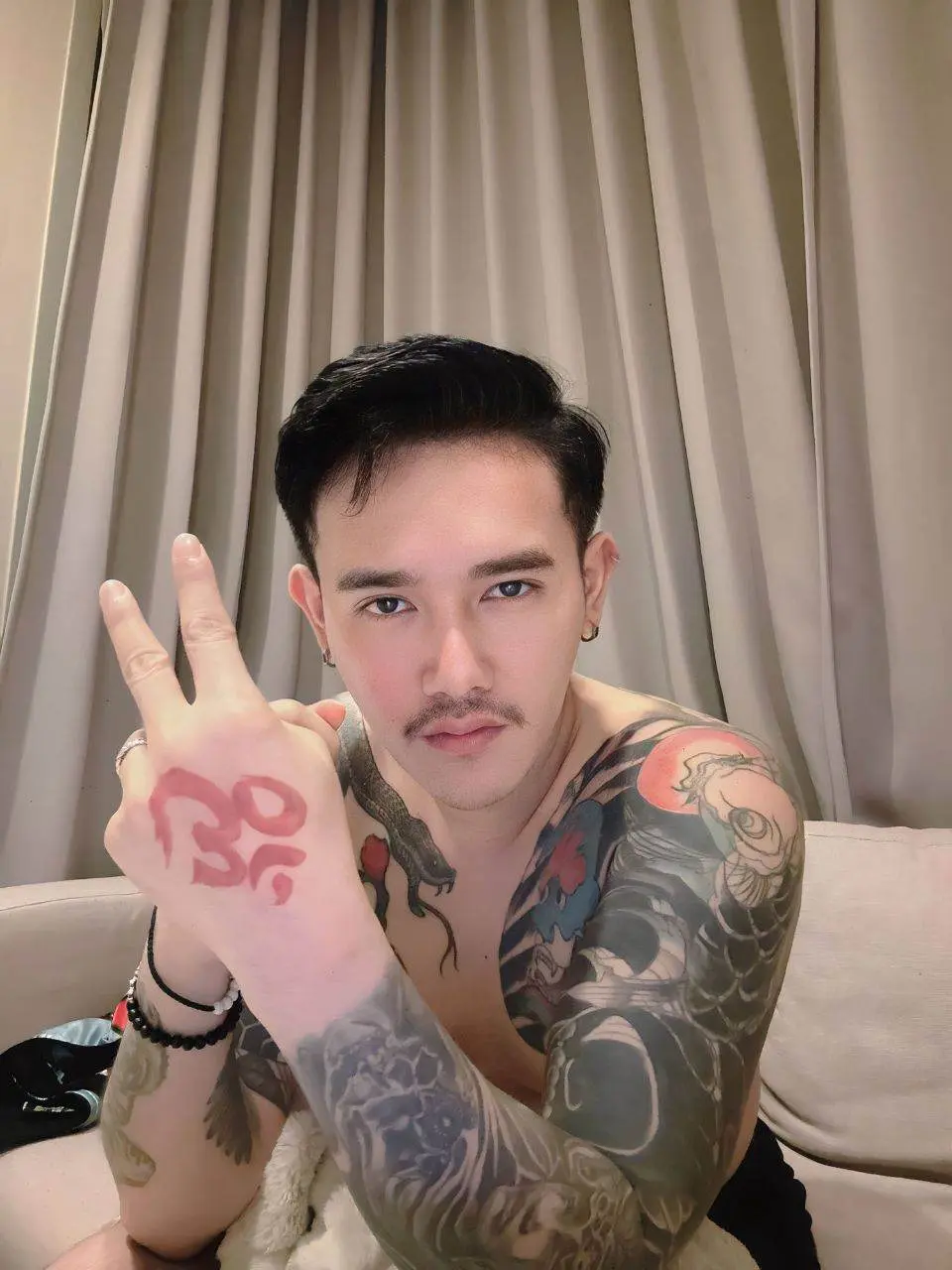 หนุ่มเทรนเนอร์มาไกล จาก สปปลาว.