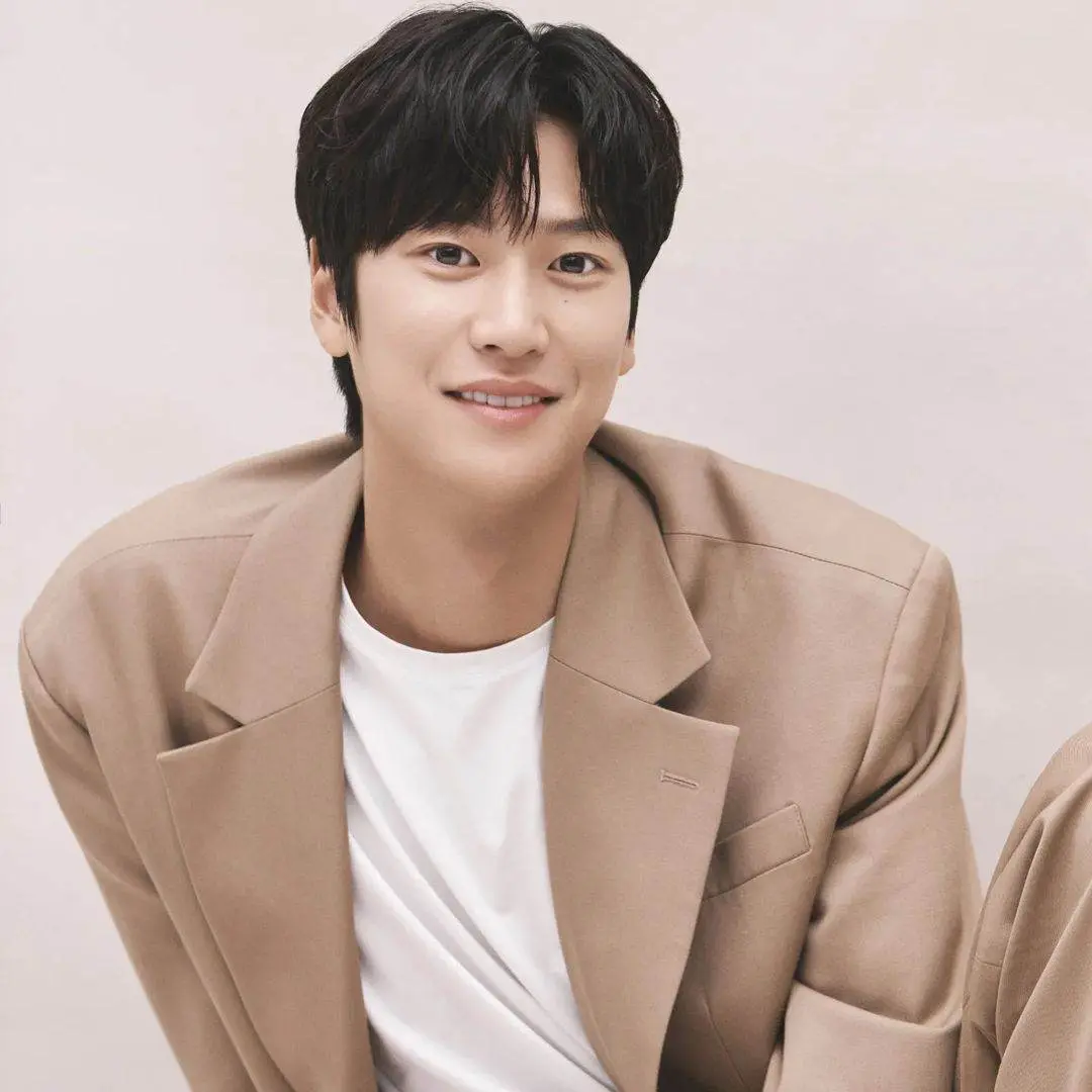 นาอินอู หนุ่มฮอตแห่งปี สุดโด่งดัง