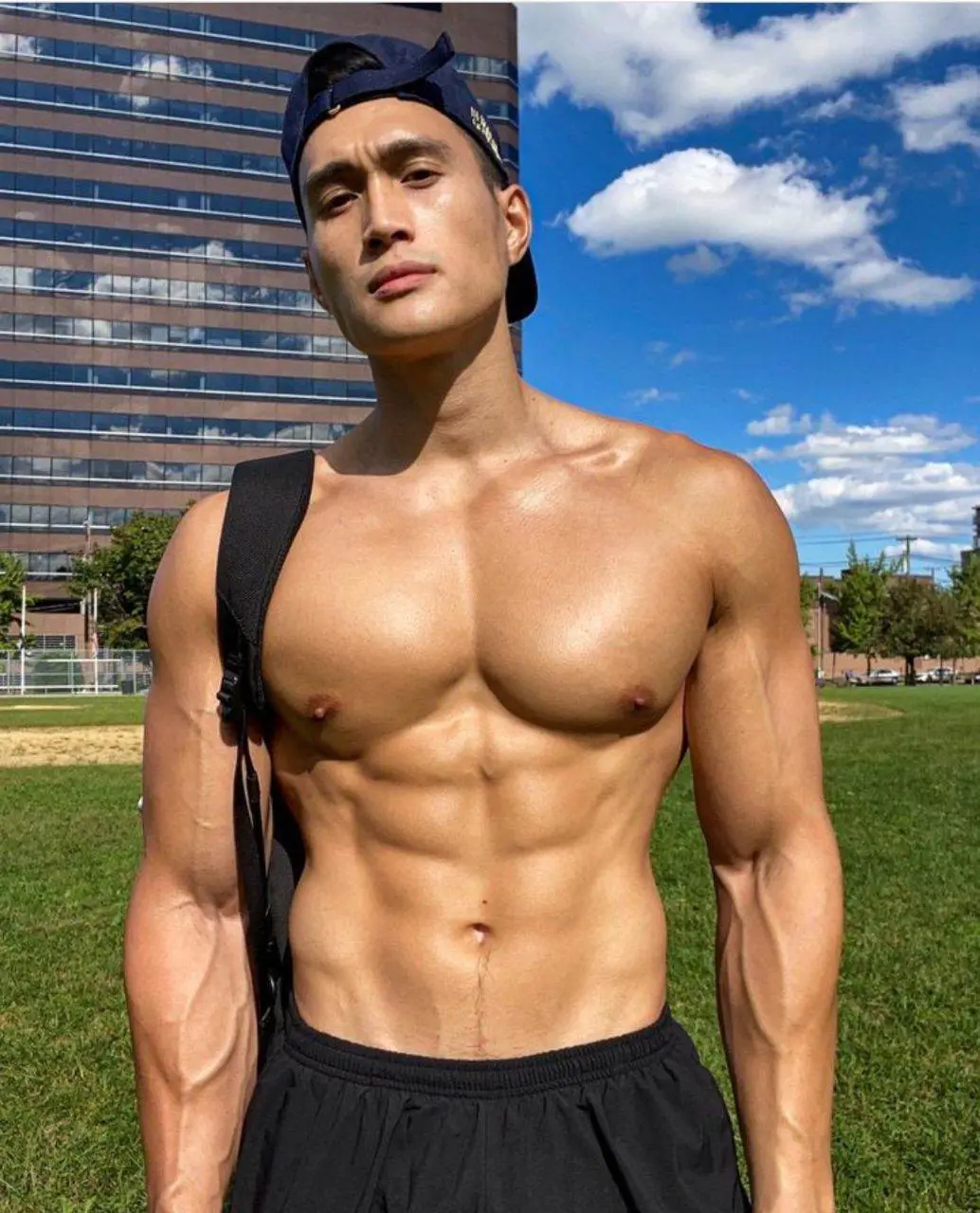 หล่อ หุ่นดี แดนปลามังกร